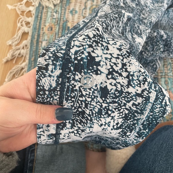 Lululemon leggings size 4 - Picture 2 of 3